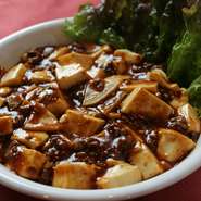 お酒のアテにもピッタリな山椒がぴりりとしびれる『四川風麻婆豆腐』。あえて喉ごしの良い絹豆腐を使用しています。また、筍のスライスを加えてコリコリとした食感も楽しめるオリジナルの人気メニューです。