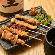 鳥取県の銘柄鶏である『大山どり』を使用。炭火でひと串ひと串、丁寧に焼き上げた『焼鳥盛り合わせ』は、ジューシーで香り豊かな地鶏の魅力を余すところなく味わえる贅沢な一皿です。