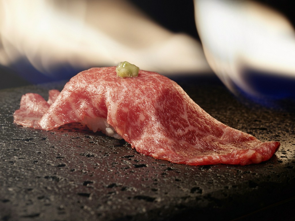 黒毛和牛をネタにした和牛寿司を眼前で豪快に炙ります