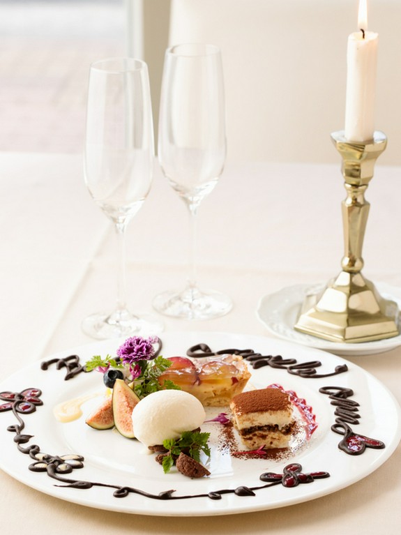 イタリア語のメッセージを書いたプレートでサプライズ