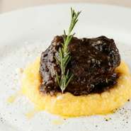 トスカネッラ看板料理！牛ホホ肉を赤ワインに漬け込みじっくりじっくりお肉が柔らか～くなるまで煮込んだ、黒胡椒の粒たっぷりのスカーナの伝統料理です。