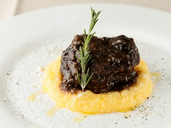 牛ほほ肉の黒胡椒風味の赤ワイン煮込み“ペポーゾ”