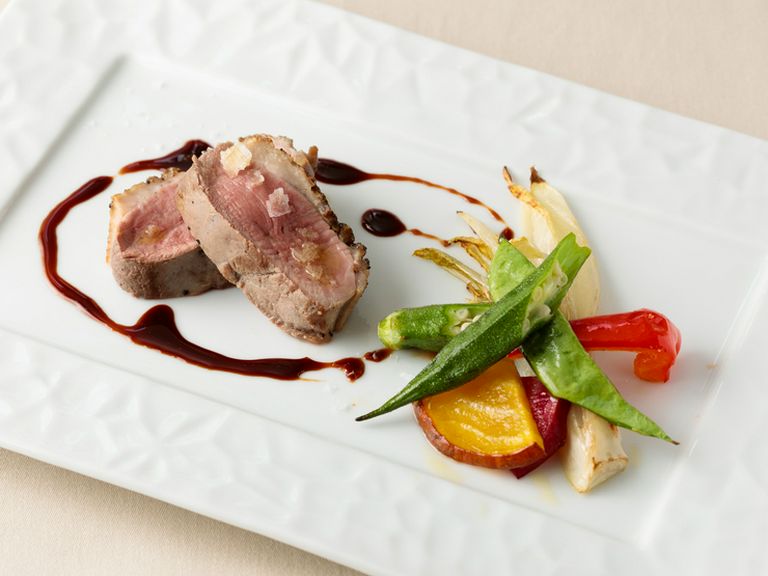 【季節限定】しっとり柔らかい『フランス産シャラン鴨肉のロースト　マルサラ酒のソース』
