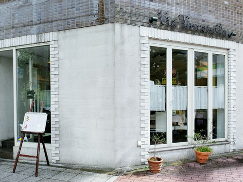 地中海を彷彿とさせる、白を基調とした外観