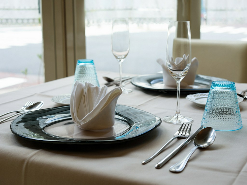 記念日のディナーに相応しい、洗練されたカトラリー