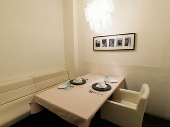 デートに使いたい、白を基調としたエレガントな空間