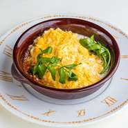 大人気のとろとろ卵のオムライスと濃厚なチーズのソースとじっくり煮込んだミートソースでお召し上がり下さい。