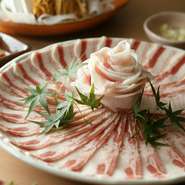 沖縄県外にはほとんど出回らない「アグー豚」の美味しさを堪能できる、しゃぶしゃぶのコースがお店唯一のメニュー。あぐー豚は脂が溶ける温度・融点が38.1度と低いので、口の中でとろけるような食感が楽しめます。