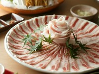 沖縄県外にはほとんど出回らない「アグー豚」の美味しさを堪能できる、しゃぶしゃぶのコースがお店唯一のメニュー。あぐー豚は脂が溶ける温度・融点が38.1度と低いので、口の中でとろけるような食感が楽しめます。