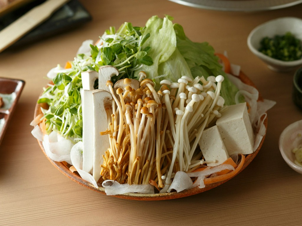 季節によって変わる9種類の野菜と、究極の合わせ出汁も、しゃぶしゃぶ鍋の主役級の存在