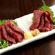 やわらかくて臭みがない、熊本県産の馬肉を贅沢に使用した馬刺し。新鮮だからこそ味わえる旨みは馬刺しならでは。さっぱりとした赤身は、生姜醤油と相性ばっちりです。