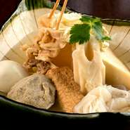 店主のその日のおすすめ7品を満足いくまでいただける一皿。北海道の利尻昆布をじっくりと煮出した出汁は、京風の優しい風味。丹精こめて下準備をした具に出汁が染み渡り、ホッと安心する味わいです。