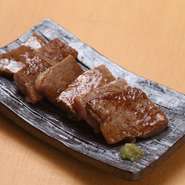 伸ちゃん厳選の、めっちゃいいお肉をささっと焼いています。