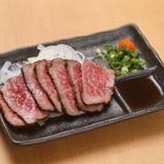 黒毛和牛のももの中でも霜降りが入った柔らかい希少部位「ひうち」を使用。あぶってたたき風に仕上げてあり、しっとりとした食感で、口当たりが良いのが特徴です。