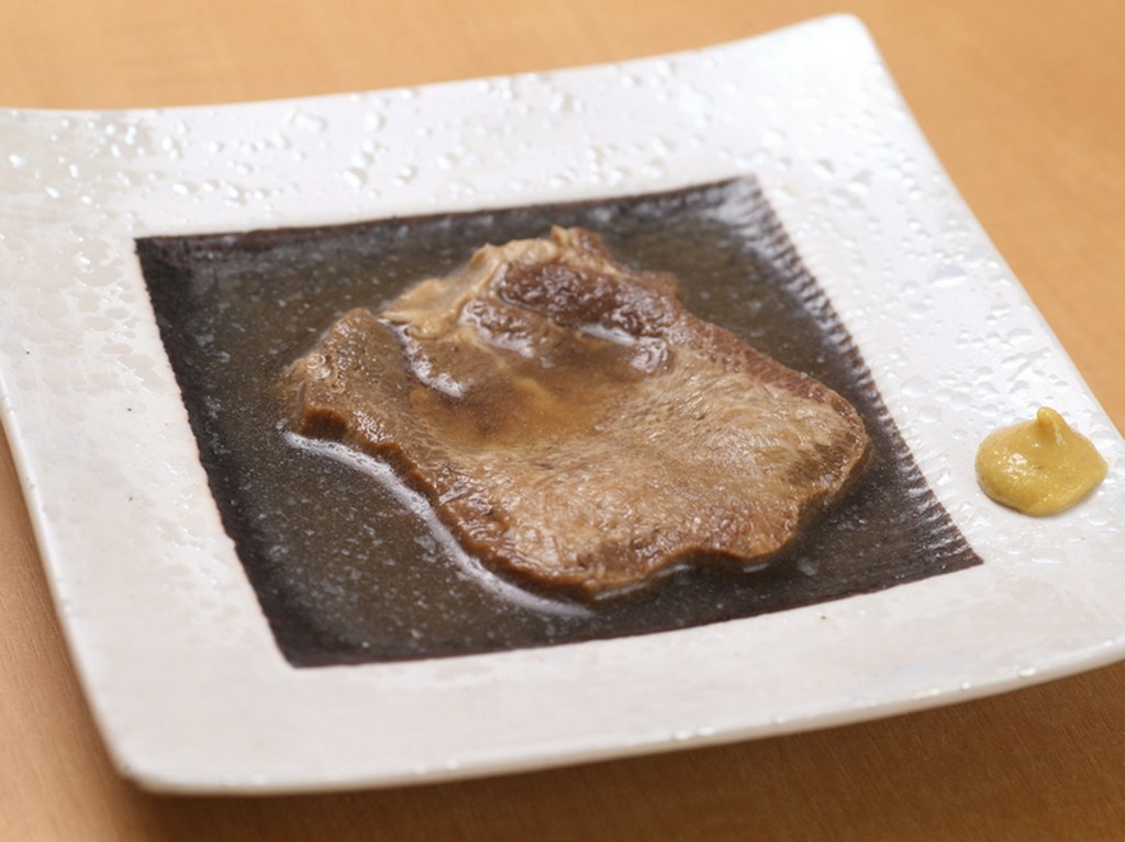 お箸で切れる柔らかさ！『牛タンスープ煮』