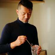 「美味しかったと言って帰っていただけるようにしている」という中井氏。お酒は店長自ら一杯づつ、心をこめて丁寧につくってくれます。常に笑顔での接客も素敵です。