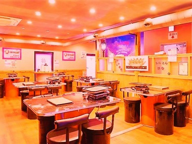 ゆったりとした店内。個室利用可能なテーブル席