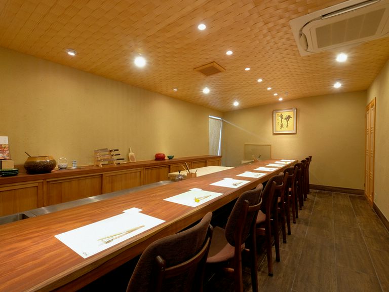 遠方からも食通が通う店。臨場感のあるカウンター席でゆったりと