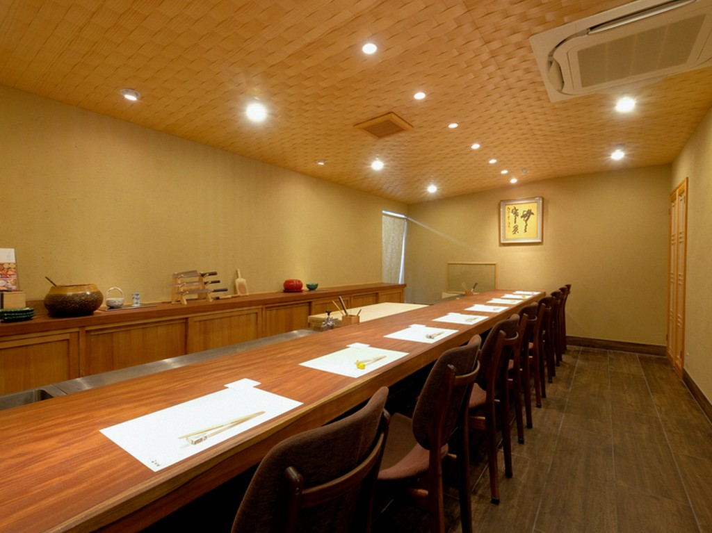 遠方からも食通が通う店。臨場感のあるカウンター席でゆったりと