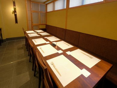 少人数から12名まで。おもてなしにふさわしいくつろぎの個室