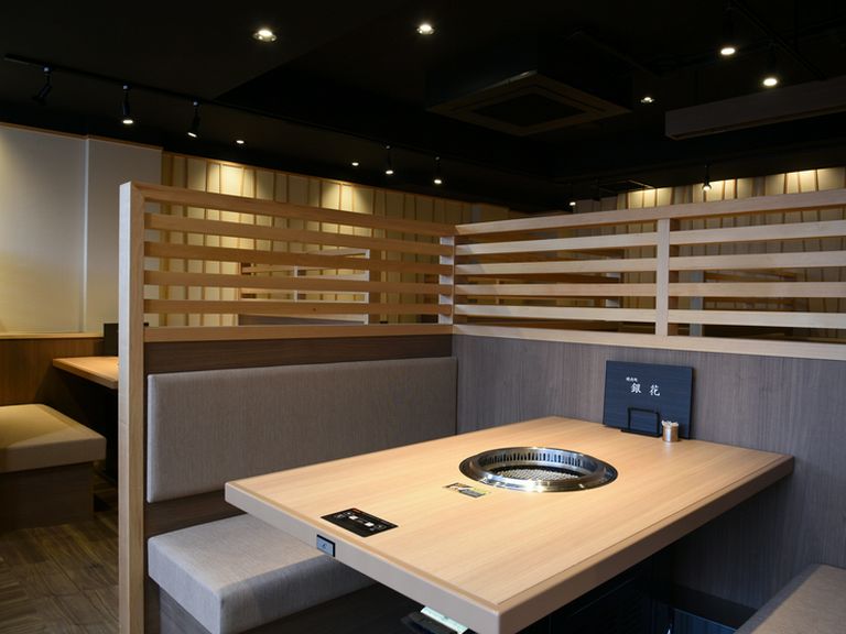 木の温かみが感じられる、心地いい店内