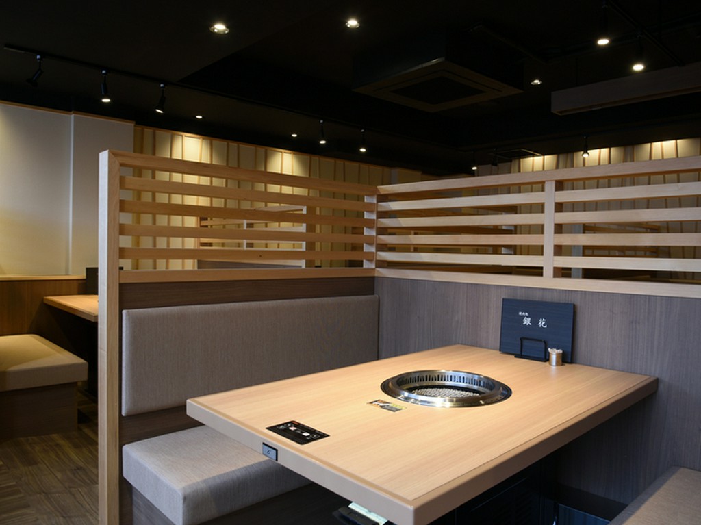 木の温かみが感じられる、心地いい店内