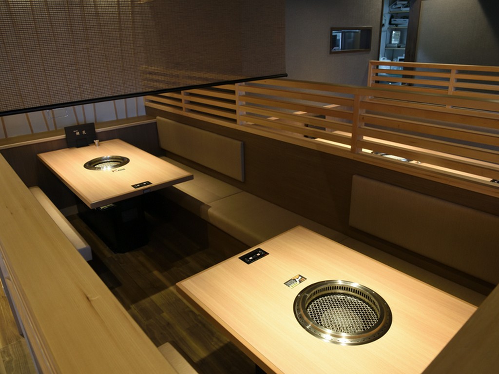 スクリーンで区切る半個室風4名席・6名席あり