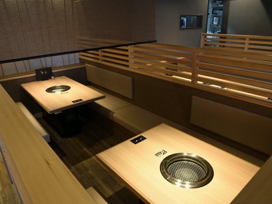 スクリーンで区切る半個室風4名席・6名席あり