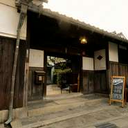 奈良の瓦造りの外観が情緒を醸す【古民家BAR　Viasta】。少し大通りから外れたところに位置しているので、喧騒から離れた場所で静かにお酒を楽しむことができます。