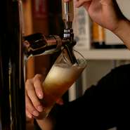 店主が日々意識しているのは、お店にいる方が居心地よく過ごすことができる場所であること。JAZZやR＆BのBGM、オーダーのタイミングなど、繊細な気配りが随所に。