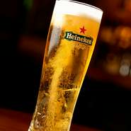 「奈良にあまりないものを」という店主の思いから仕入れたオランダビール。なめらかな口当たりと強めの苦みが美味しい一杯。生でハイネケンを楽しめるのは【古民家BAR　Viasta】ならでは。1/2pint 500円、pint 900円