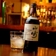 誰もが知る、ジャパニーズウィスキーの最高峰のひとつ。なかなか飲むことができない一杯を【古民家BAR　Viasta】で。甘くて濃厚、深みのある味わいはなんともくせになります。