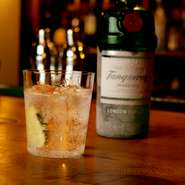 ジンをソーダとライムで割った爽やかなカクテル。ジンの銘柄は4種類。それぞれ異なる個性を持つ味の中から好みに合うものをチョイスできます。飲み比べを楽しむこともOK。