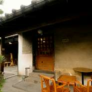 屋外にテラス席が用意されています。春になると桜が咲き、お花見をしながらお酒を楽しむことも。