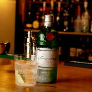 シンプルなカクテルだからこそ、素材の割り方次第で味が幾通りにも変わっていきます。ジン、ソーダ、ライムのバランスを追求し尽くした、こだわりの味わいをお楽しみください。