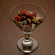 思わず子どもの頃を思い出す、カラフルなストーンチョコ。昨今、駄菓子屋でも姿を見かけることも少なくなったものを、あえてバーで。洋酒のお供に甘いスイーツはピッタリ。