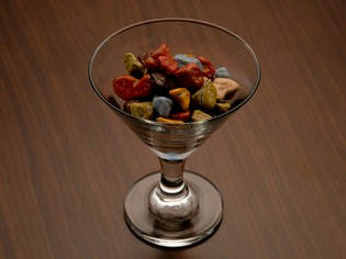 昔ながらの『ストーンチョコ』を、お酒と一緒に