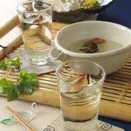 日本酒はふぐ料理にあう地酒を全国各地から選りすぐり提供。また通常は燗酒で楽しむふぐのひれ酒を冷酒で味わうオリジナルの季節限定「特製冷しひれ酒」は絶品。他ではなかなか味わえない味をぜひ堪能して。