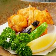 顔、胴体、くちばし（口）など、ふぐのさまざまな部位を味わえる唐揚げ。それぞれ独特の食感を楽しめます。部位によっては骨が多いものもありますが、骨周りの肉は最も旨みが感じられる部位です。