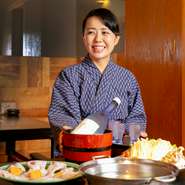 落ち着いた店内の雰囲気と自慢の料理を思う存分楽しんでいただけるよう、丁寧な接客はもちろん、常に笑顔で接することを心がけているそう。常にお客様の視点に立ち、何を感じられているかを大切に対応されています。
