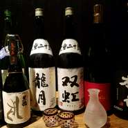和食には日本酒が一番合うため、力を入れているとか。定番に加え季節のお酒が全部で30～40種類ほど用意されています。料理長におまかせし、料理に合わせて選んでもらうのも乙なもの。