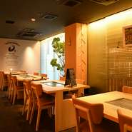 店の貸切りも可能ですが、テーブル席だけでも約20名くらいの宴会が開けます。コスパが抜群な上、駅からのアクセスの良さも参加者には嬉しいところ。アツアツの鉄板を取り囲めば、親睦も一層深められることでしょう。