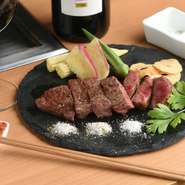 但馬牛の血統を主に使用。サシは程よく入りつつも融点が低く、甘みはありながらもさっぱりした味わいの牛肉にこだわって目利きしています。ステーキに合う、特製にんにく醤油の甘みとすっきり抜ける香りも秀逸。