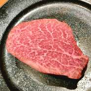 甘みと旨みがたっぷり乗った厳選のお肉を是非お召し上がり下さい(^ ^)大きな鉄板で熟練のシェフが丁寧に焼き上げます。 