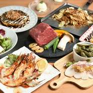 リーズナブルながらステーキ肉と魚介（海老）の両方がしっかりと楽しめるよう、宴会向けに趣向を凝らしたコース。〆にはお好み焼きが味わえ、ボリュームも満点の内容です。