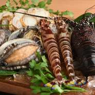 メニューにはありませんが、三浦産の新鮮魚介を活きたまま豪華に調理する魚介の鉄板焼きもおすすめです。季節の食材を毎日市場に出向いて仕入れ。2日前に予約をすれば、伊勢海老や車海老なども用意してくれます。　
