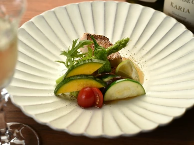 ごま油でソテーした甘鯛と、彩の良いたっぷりの野菜を合わせた『甘鯛のソテーと旬野菜のサラダ仕立て』