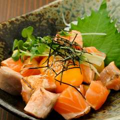 炙り魚介の香ばしさが好評『炙りサーモンとアボガドのユッケ』