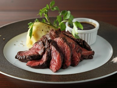 数量限定『牛ハラミのグリル　赤ワインとシャリアピンのソース　マッシュポテト添え』