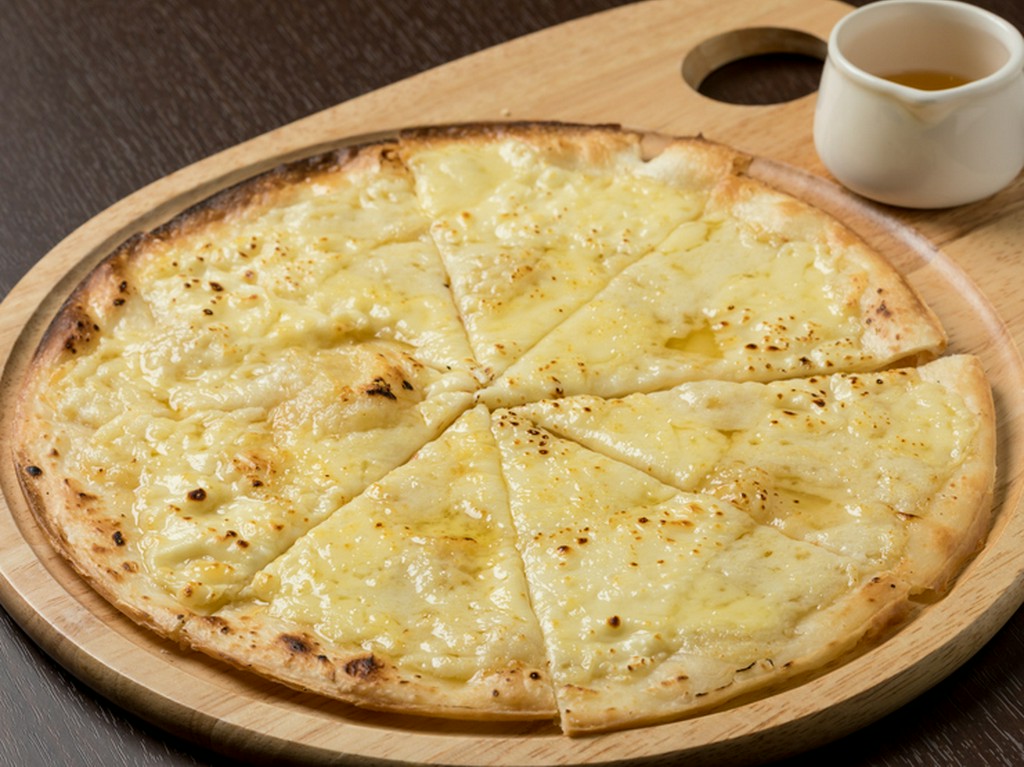 食べる直前にちょっとだけ足す蜂蜜が、味のポイント『チーズピザ』